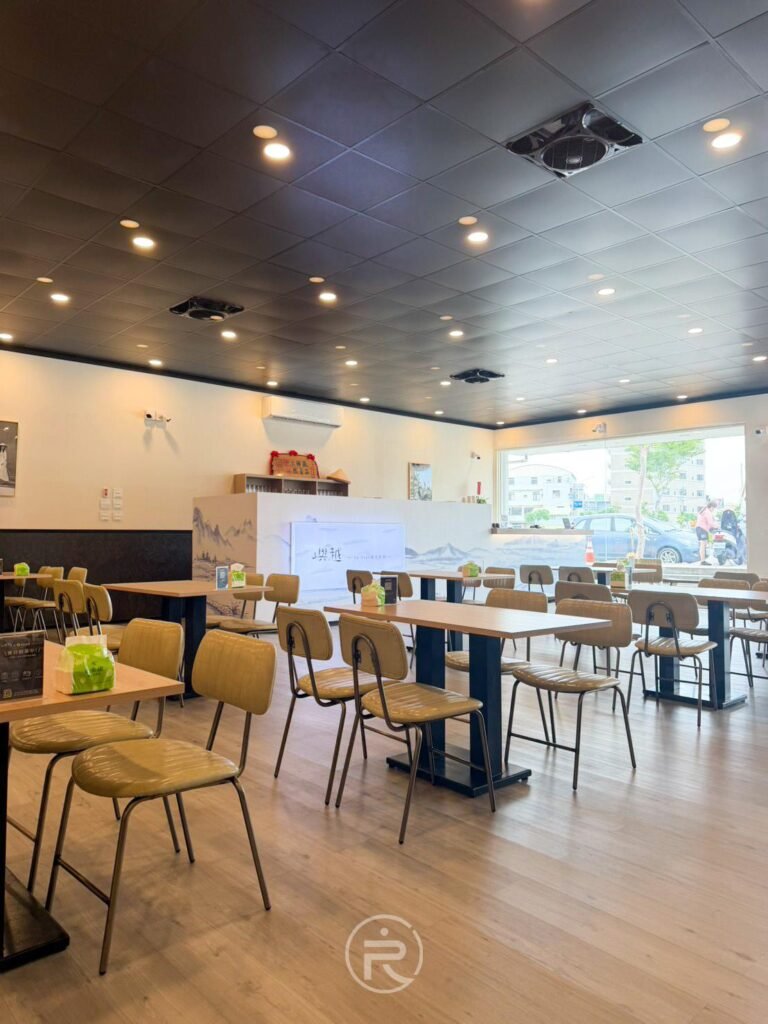 嶼越越式料理豐原店內用空間,明亮整潔的北歐風桌椅設計。