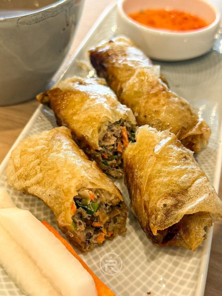 北越炸春捲斷面特寫,內餡紮實包含肉末與蔬菜。