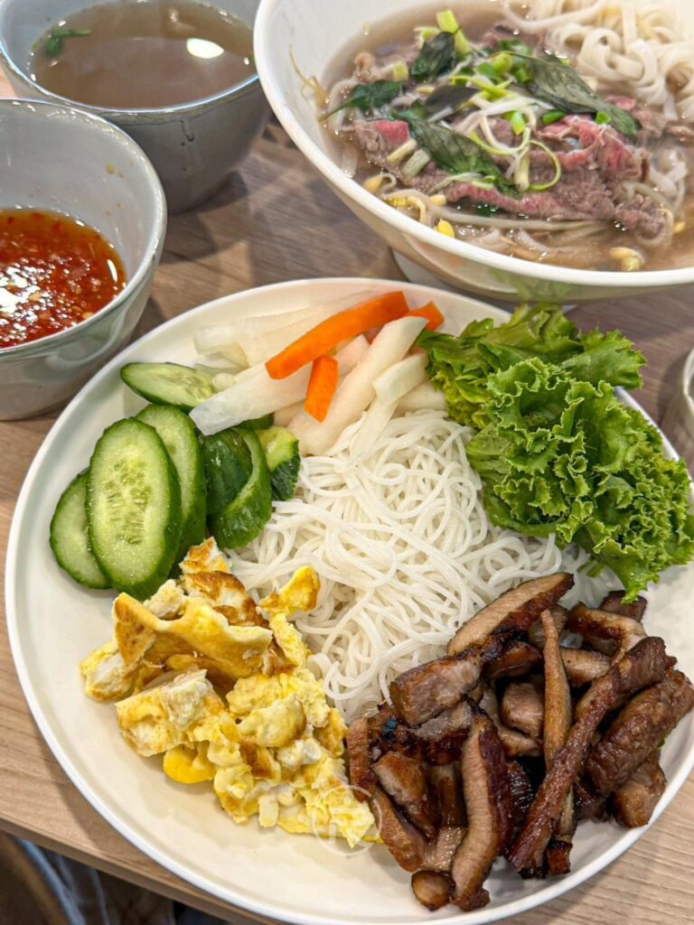 「招牌豬肉涼拌米線」整碗全景,包含生菜、小黃瓜與蛋。