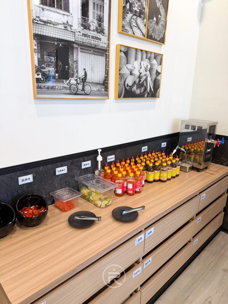 乾淨整潔的自助調料與餐具取用區。