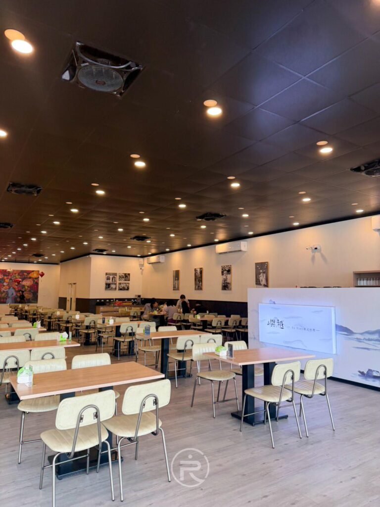 從另一個角度俯瞰嶼越豐原店寬敞舒適的內用座位區