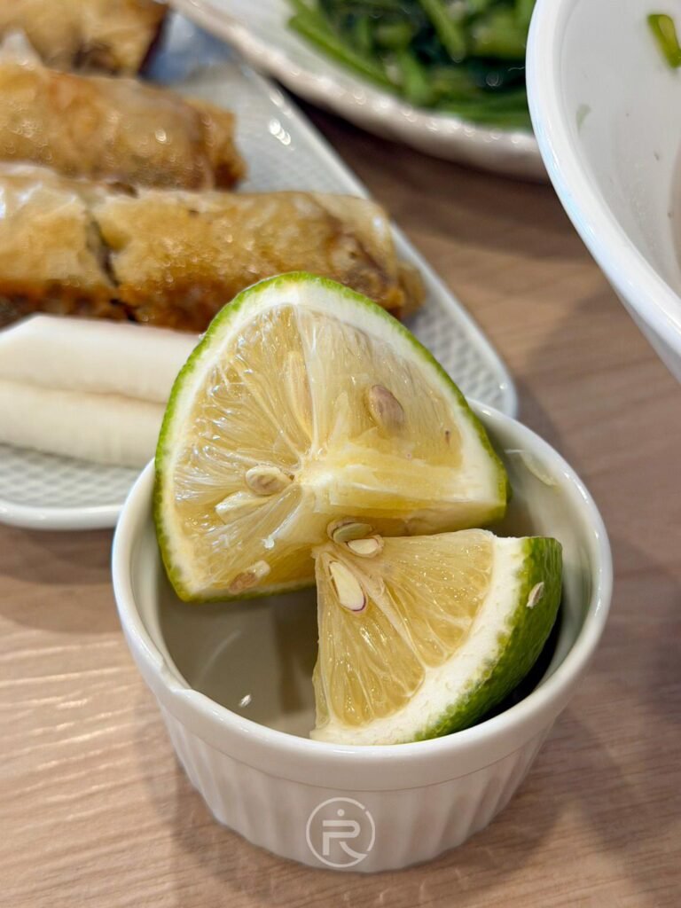 屿越提供的鮮切檸檬角,是越式料理提味的靈魂。