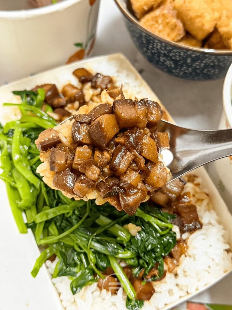 湯匙舀起滿滿一匙膠質豐富的切丁滷肉,鹹甜醬香非常下飯。