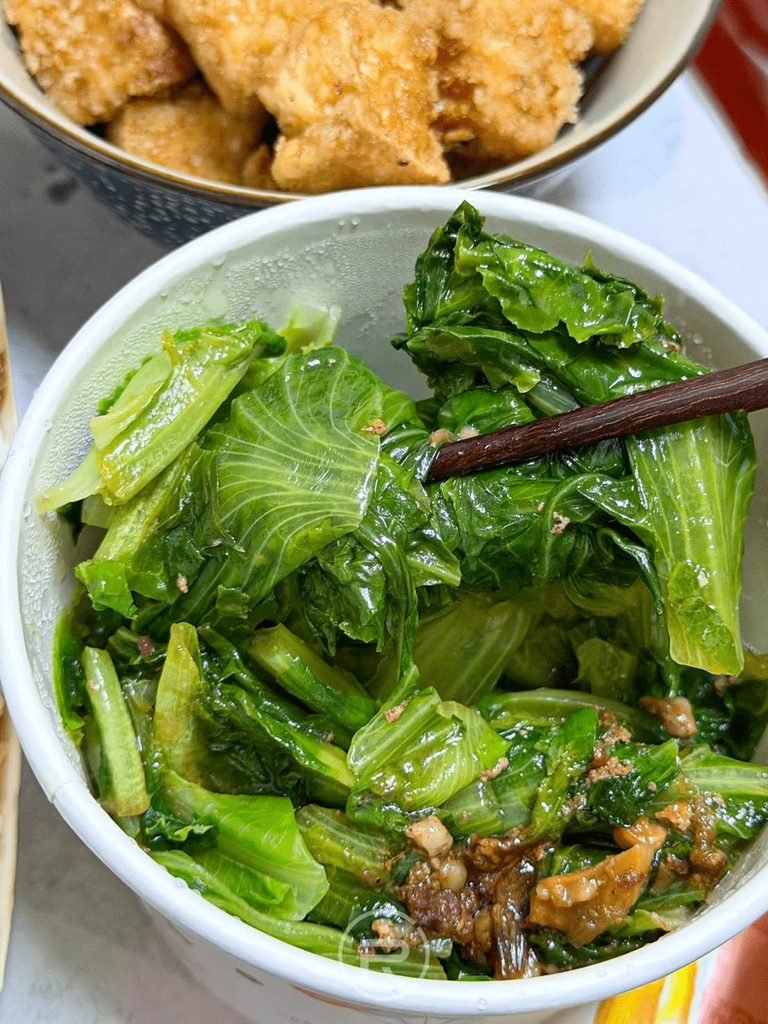 筷子大口夾起吸附肉燥湯汁的燙青菜,蔬菜新鮮脆甜。