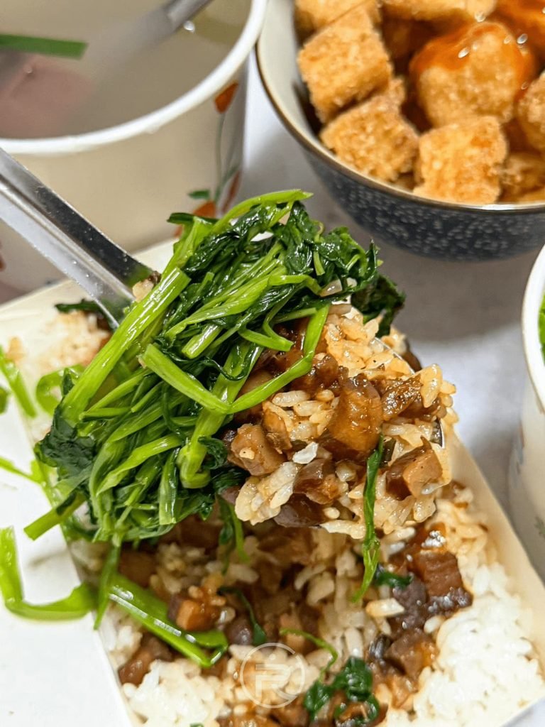 湯匙同時舀起滷肉、白飯與蔬菜,一口滿足的平價美味享受。