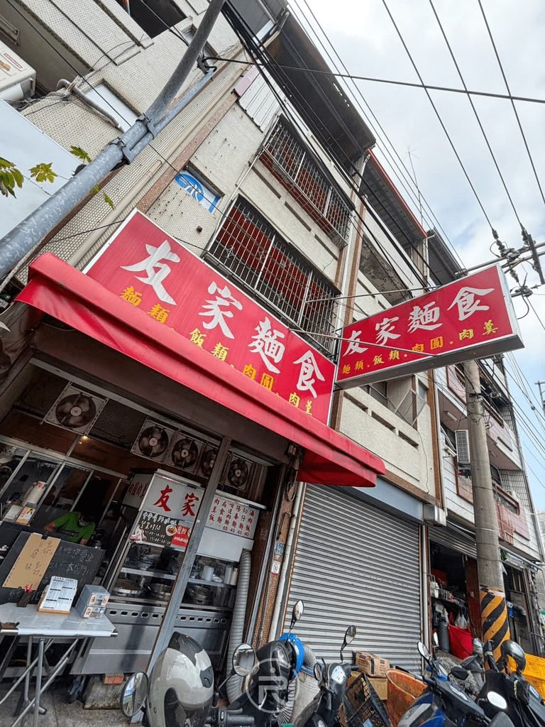  [透天店面街景]： 位於豐原街邊的友家麵食多層透天店面外觀與街道景觀。