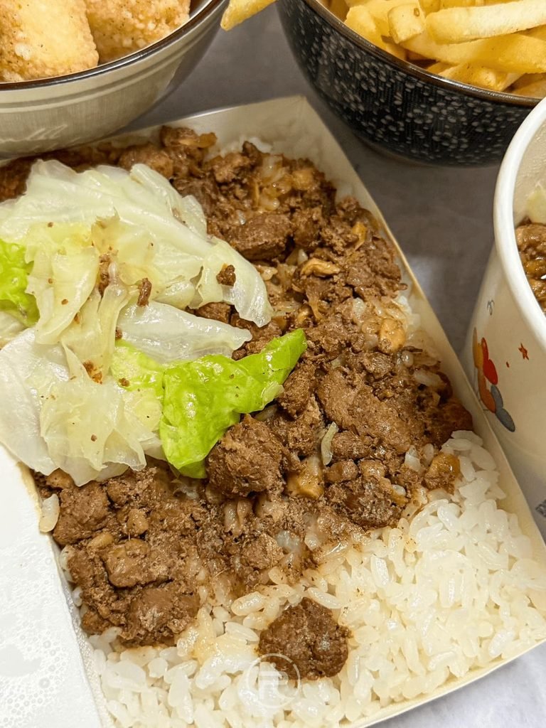 [肉燥飯全景]： 友家麵食招牌肉燥飯便當盒，鋪滿香濃肉燥且貼心附上清脆高麗菜。
