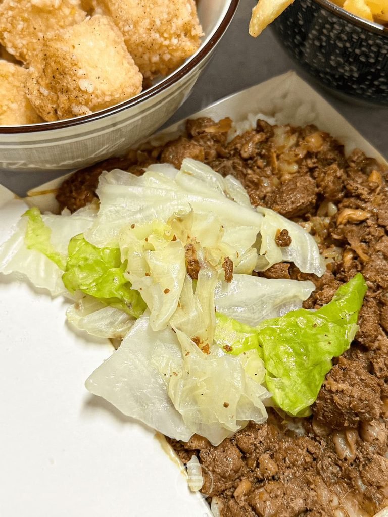  [肉燥與青菜特寫]： 肉燥飯配料細節近拍，細緻鹹香的古早味肉燥與鮮甜蔬菜。