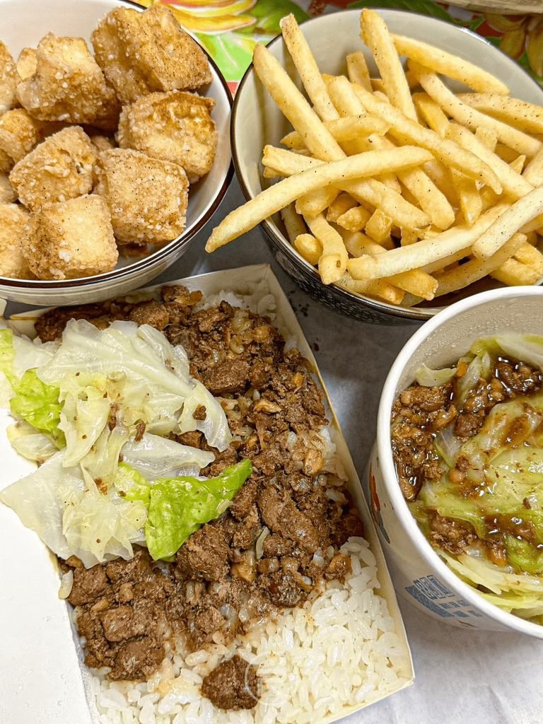 友家麵食 [外帶全餐合照]： 豐盛平價午餐全貌：肉燥飯、現炸豆腐、酥脆薯條與肉燥燙青菜。