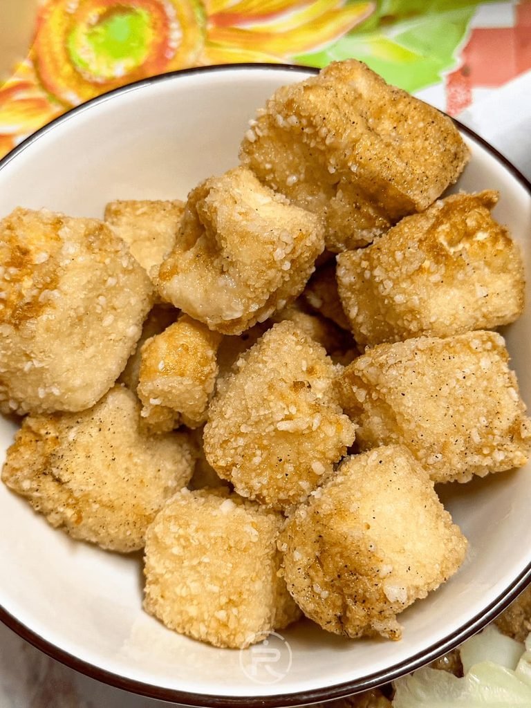 [金黃炸豆腐]： 整碗剛起鍋的現炸豆腐丁，呈現薄脆金黃的酥炸麵衣。