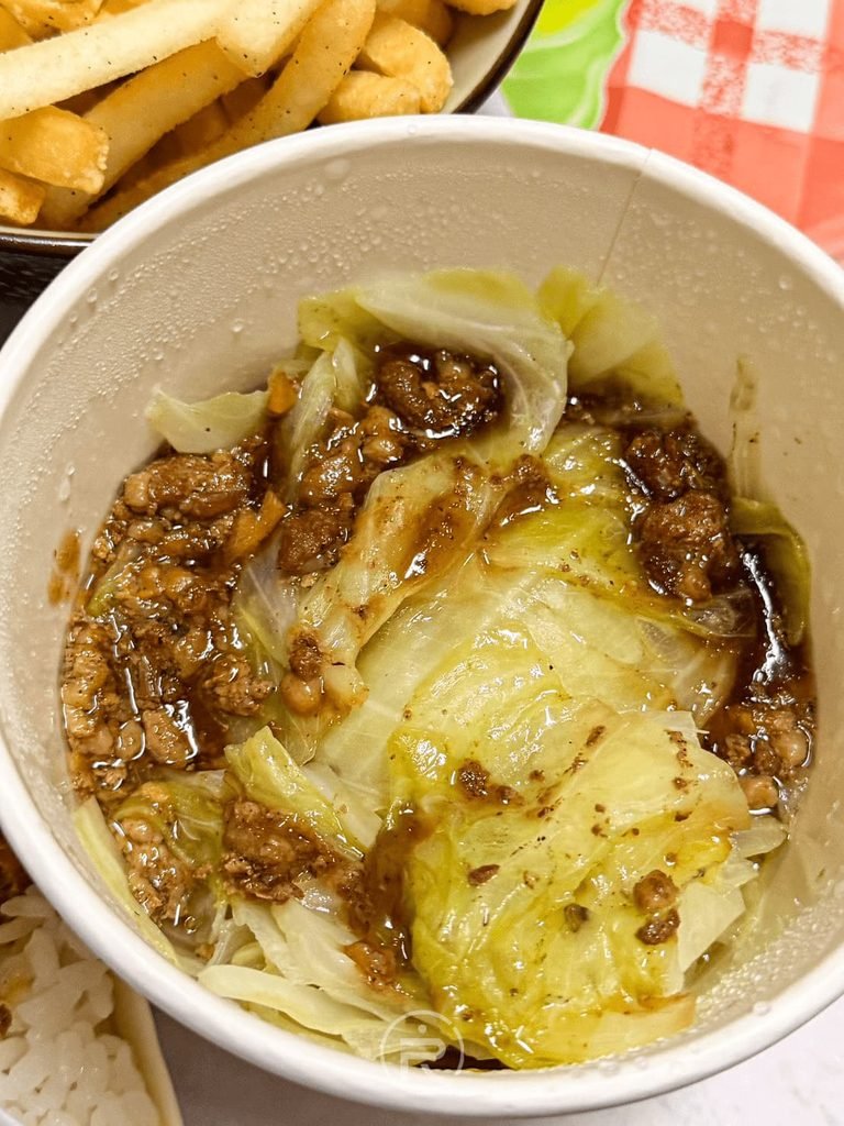  [肉燥燙青菜]： 淋上滿滿古早味肉燥滷汁的新鮮燙高麗菜，油亮誘人。