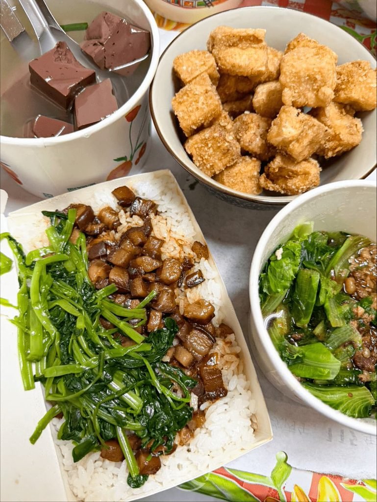 友家麵食豐盛外帶午餐全貌：自帶青菜的滷肉飯、炸豆腐、燙青菜與豬血湯。
