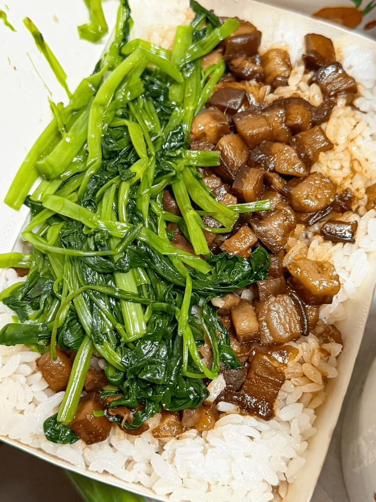 友家麵食招牌滷肉飯特寫,一半鋪滿香濃切丁滷肉、一半附上大份量翠綠青菜。