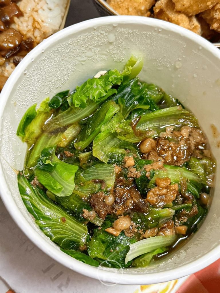 淋上古早味肉燥與蒜蓉醬汁的新鮮燙大陸妹青菜。