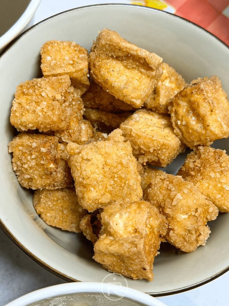 整碗現炸金黃酥脆的炸豆腐丁,外層微酥內裡滑嫩。