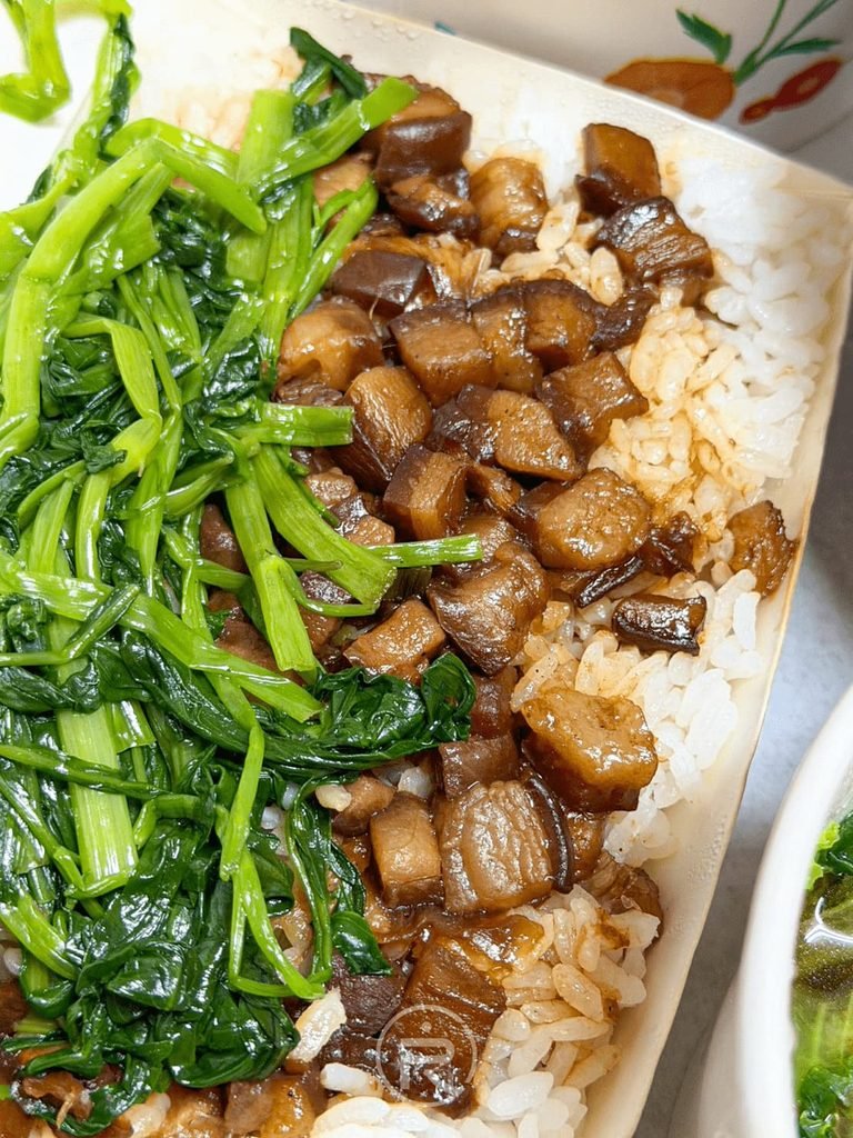 份量誠意十足的滷肉飯便當,手切帶皮肉丁油脂光澤誘人。