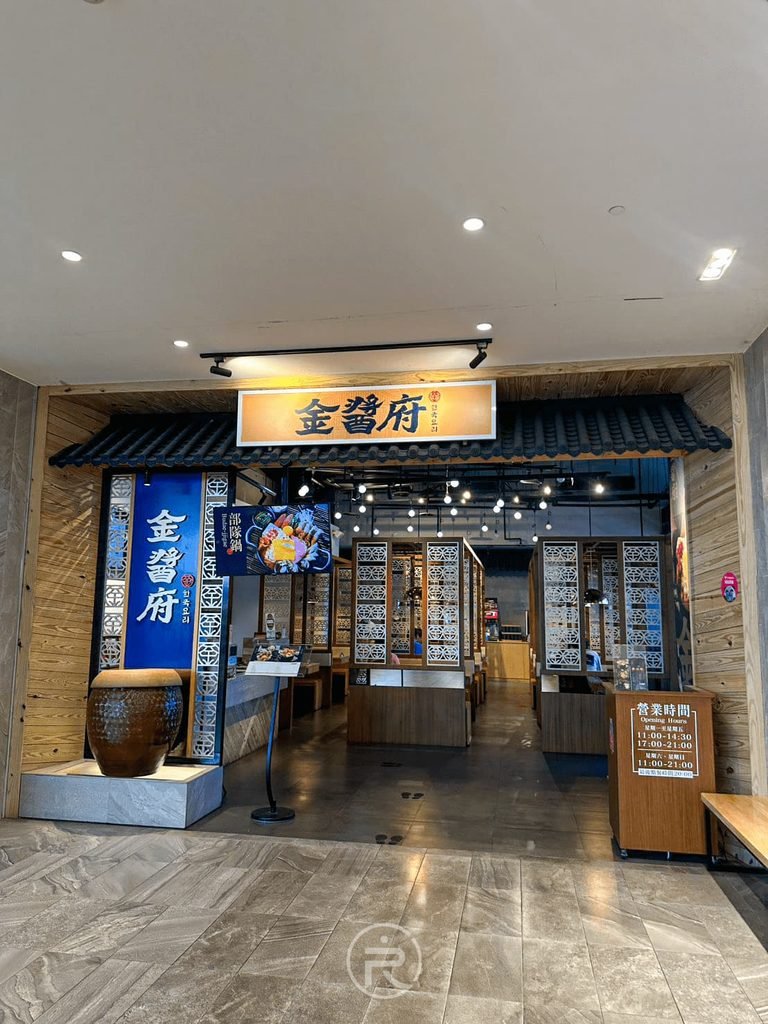 [店面入口門面]： 澎湖 Pier3 三號港金醬府韓式料理店面外觀，韓屋瓦片與木造大門設計。