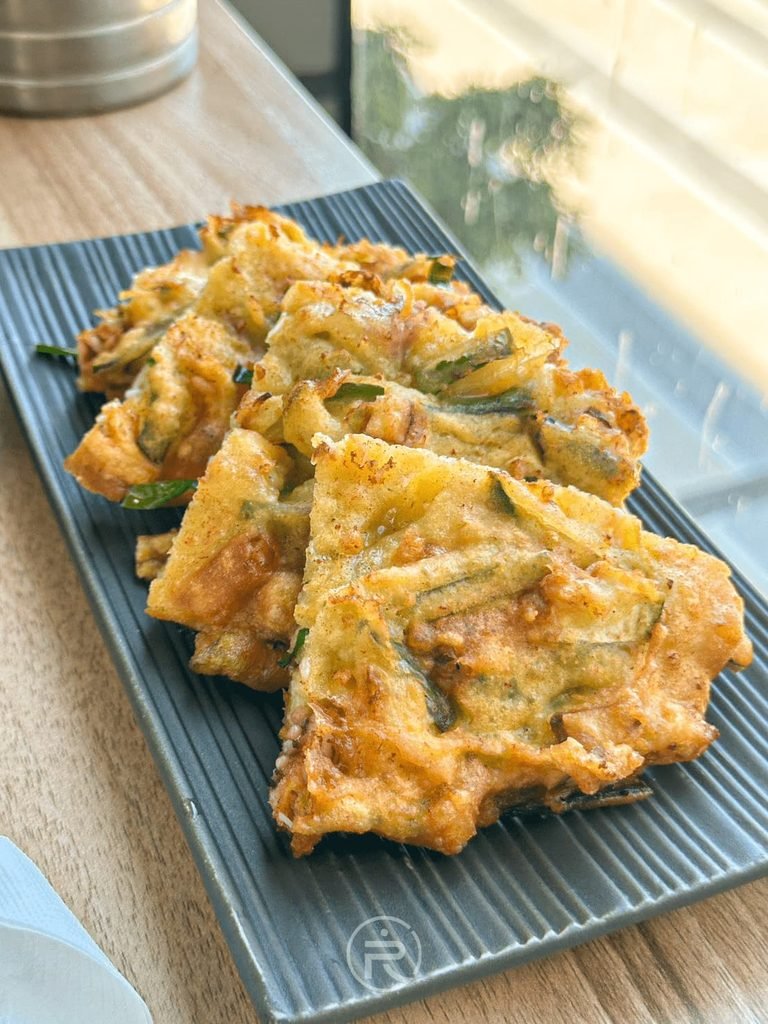 [海鮮煎餅特寫]： 金醬府人氣點心「海鮮煎餅」切片近照，外皮煎至金黃酥脆、內餡厚實。