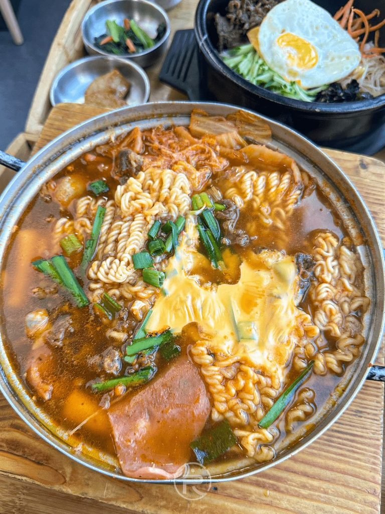 [滾沸火鍋近照]： 鍋內滿滿的豆腐、午餐肉與海鮮配料，熱湯濃郁香氣四溢。
