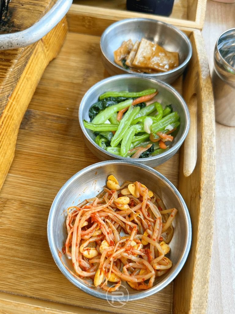  [三道韓式小菜]： 金醬府隨餐附贈的三樣精緻小菜：涼拌黃豆芽、翠綠炒青菜與滷豆干。