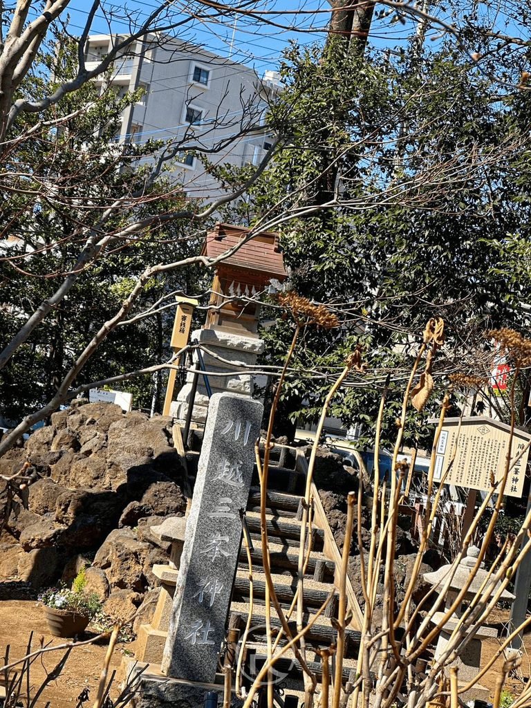  [富士塚/石碑]： 川越八幡宮境內的歷史石碑與迷你富士塚造景，展現深厚的江戶信仰底蘊。