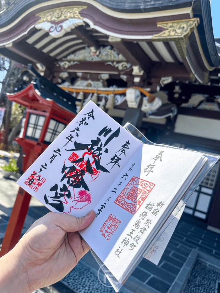 [手持御朱印實拍]： 手持川越八幡宮手寫御朱印本，墨寶上蓋有朱紅社印與「奉拜」字樣。