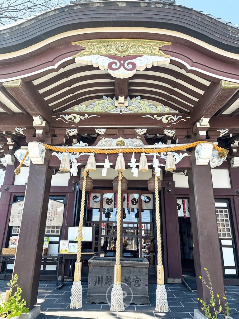  [本殿拜殿正面]： 川越八幡宮宏偉莊嚴的拜殿正面，懸掛注連繩與祈福金鈴。