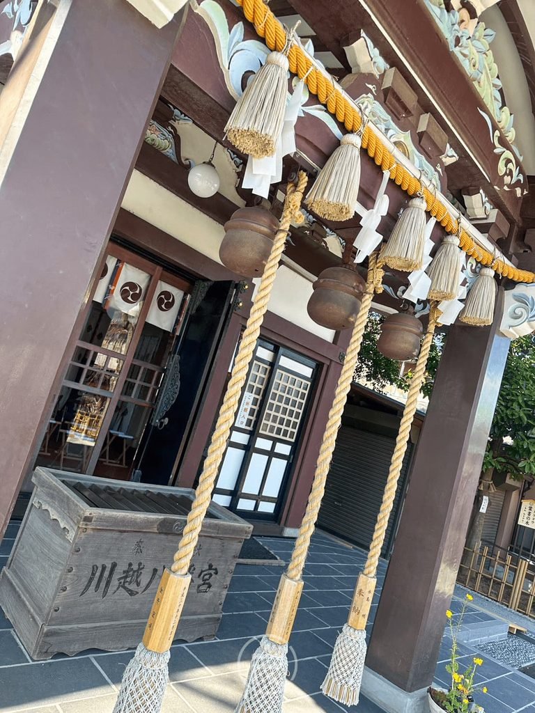  [注連繩與搖鈴視角]： 仰望本殿前神聖粗壯的注連繩與多組祈福鈴鐺垂繩。