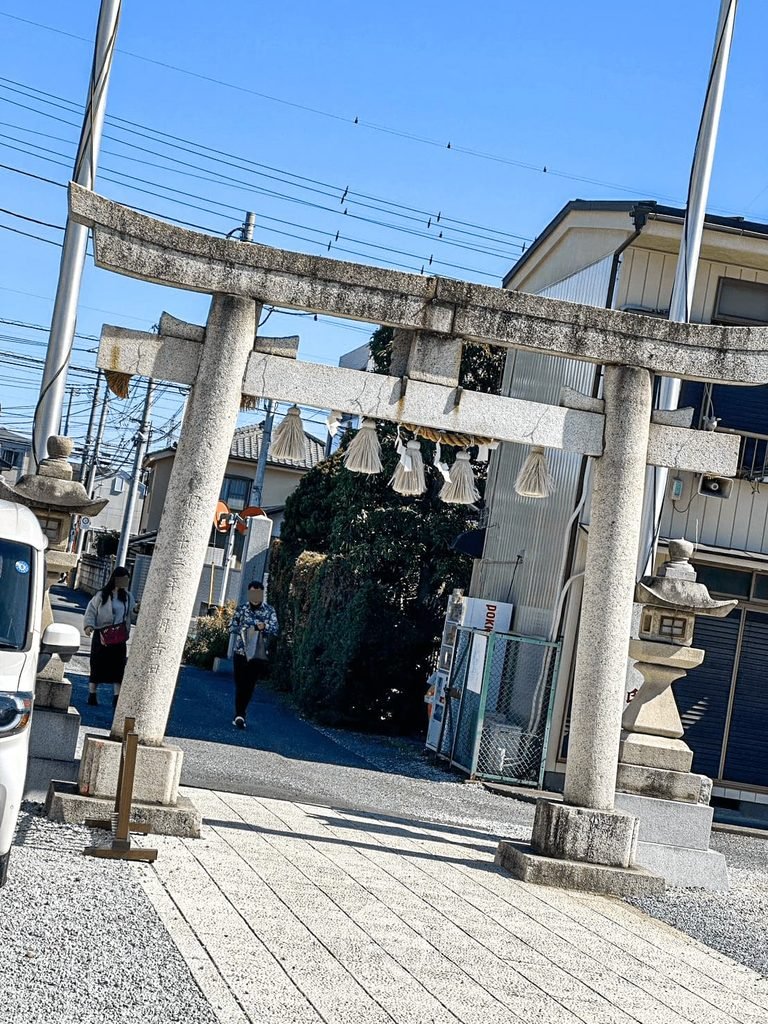  [石造鳥居參道]： 晴空下的川越八幡宮石造鳥居，引領信眾通往本殿的石板參道。
