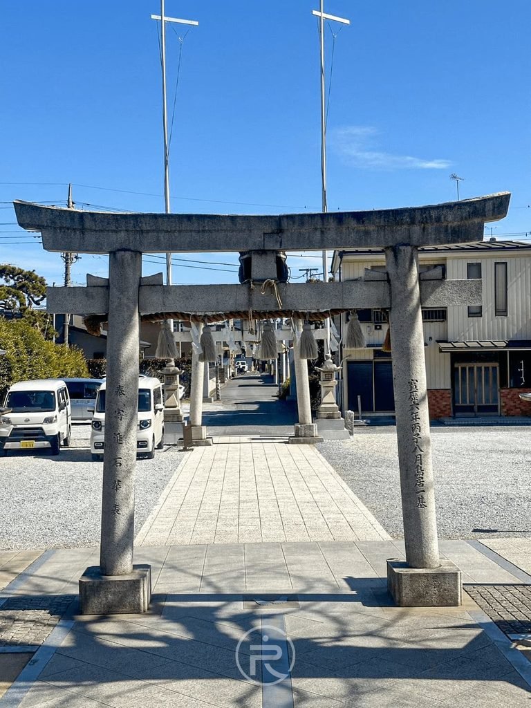 [回望大鳥居]： 從境內向外遠眺石造大鳥居與筆直石板路，展現寧靜的神聖空間。