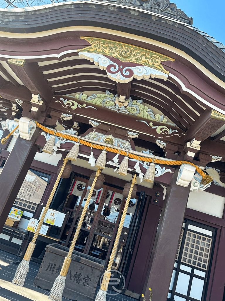 [側拍本殿屋簷]： 近距離欣賞川越八幡宮拜殿傳統唐破風屋簷與精雕木工。