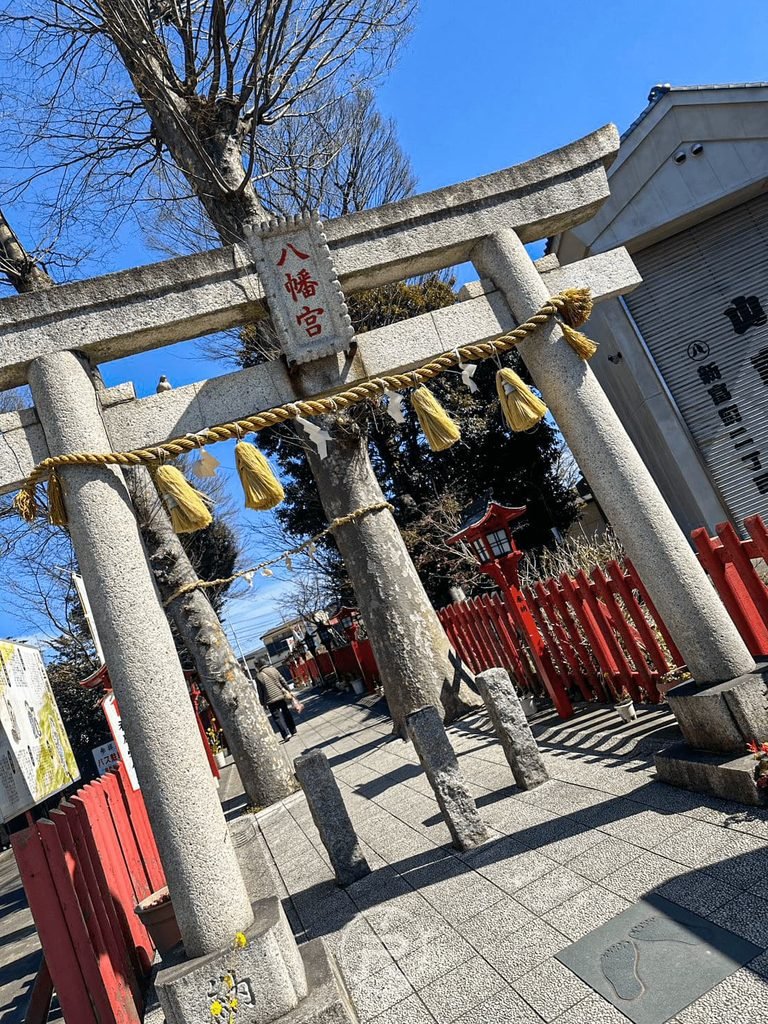  [大鳥居與藍天]： 陽光下仰望川越八幡宮石造大鳥居，頂端繫著祈福注連繩。