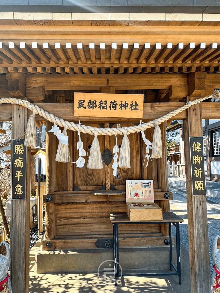 [民部稻荷神社正面]： 川越八幡宮境內末社「民部稻荷神社」，全日本著名的足腰健康祈願之神。