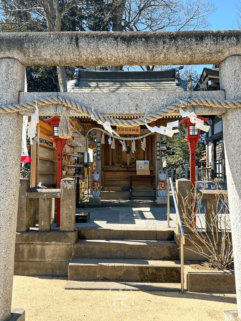  [末社石鳥居]： 通往民部稻荷神社的石造小鳥居與參拜台階。
