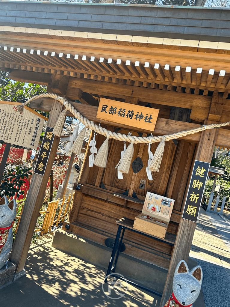 [民部稻荷全景]： 祈求跑步健步、足腰無病痛的民部稻荷木造拜殿與祈願所。