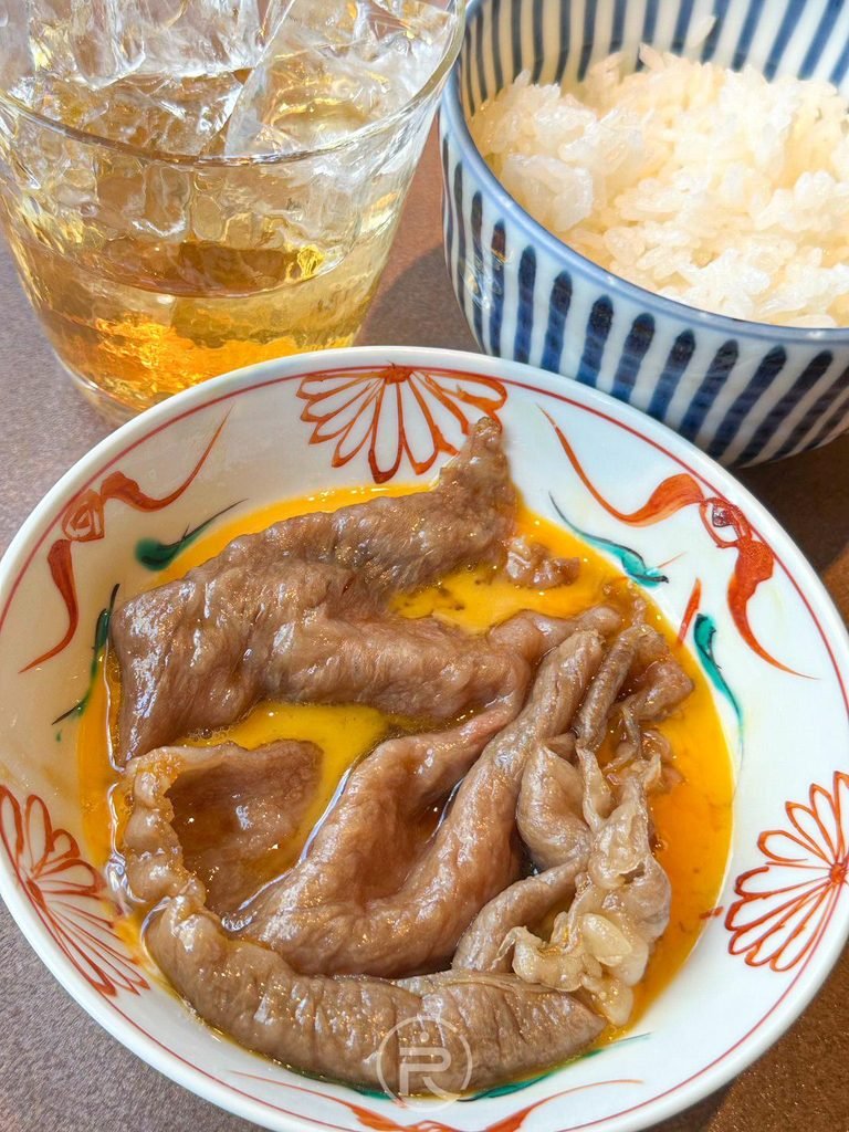  [肉片配白飯]： 將裹著蛋汁的壽喜燒和牛肉片搭配白飯與冰飲，極致奢華享受。
