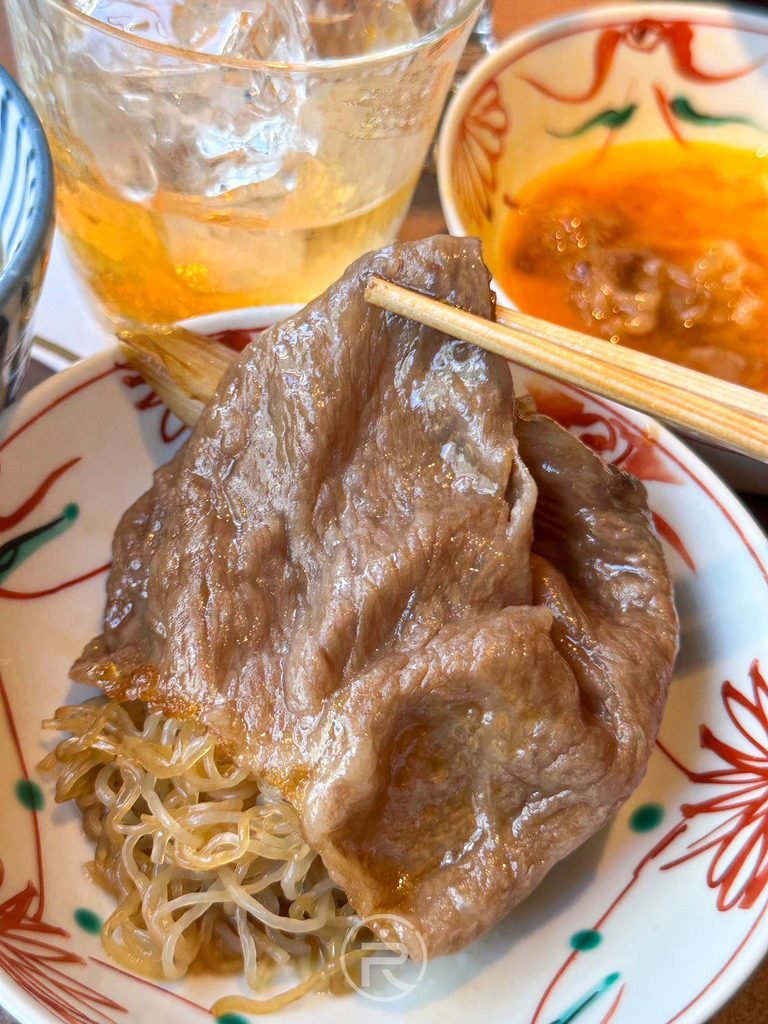  [和牛包蒟蒻絲]： 軟嫩和牛肉片包覆著吸滿湯汁的蒟蒻絲，口感層次極其豐富。