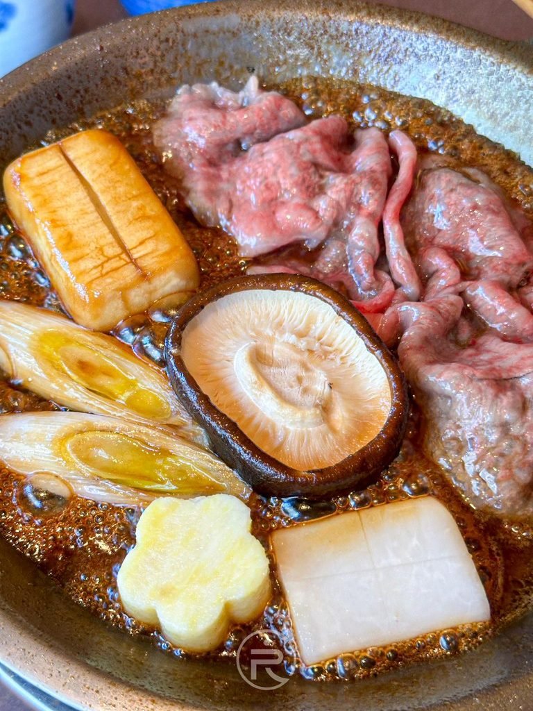 [二輪鍋煮]： 續煮第二批時蔬：包含花朵造型生麩、鮮香菇與大片和牛肉。