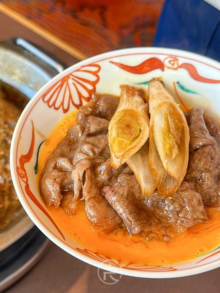  [大蔥牛肉盤]： 沾附蛋液的香甜大蔥段與和牛肉片，鹹甜適中極度下飯。
