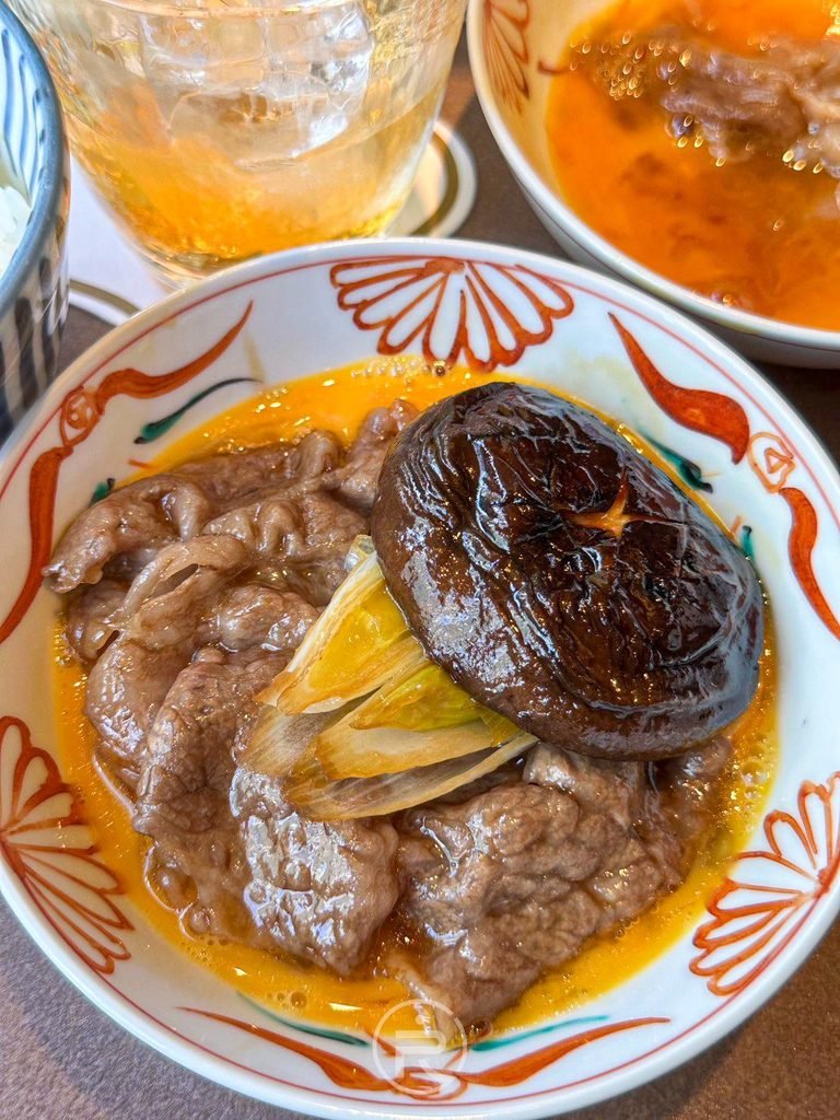  [大朵香菇牛肉]： 飽滿吸汁的大朵厚香菇與牛肉片組合，香氣濃郁。
