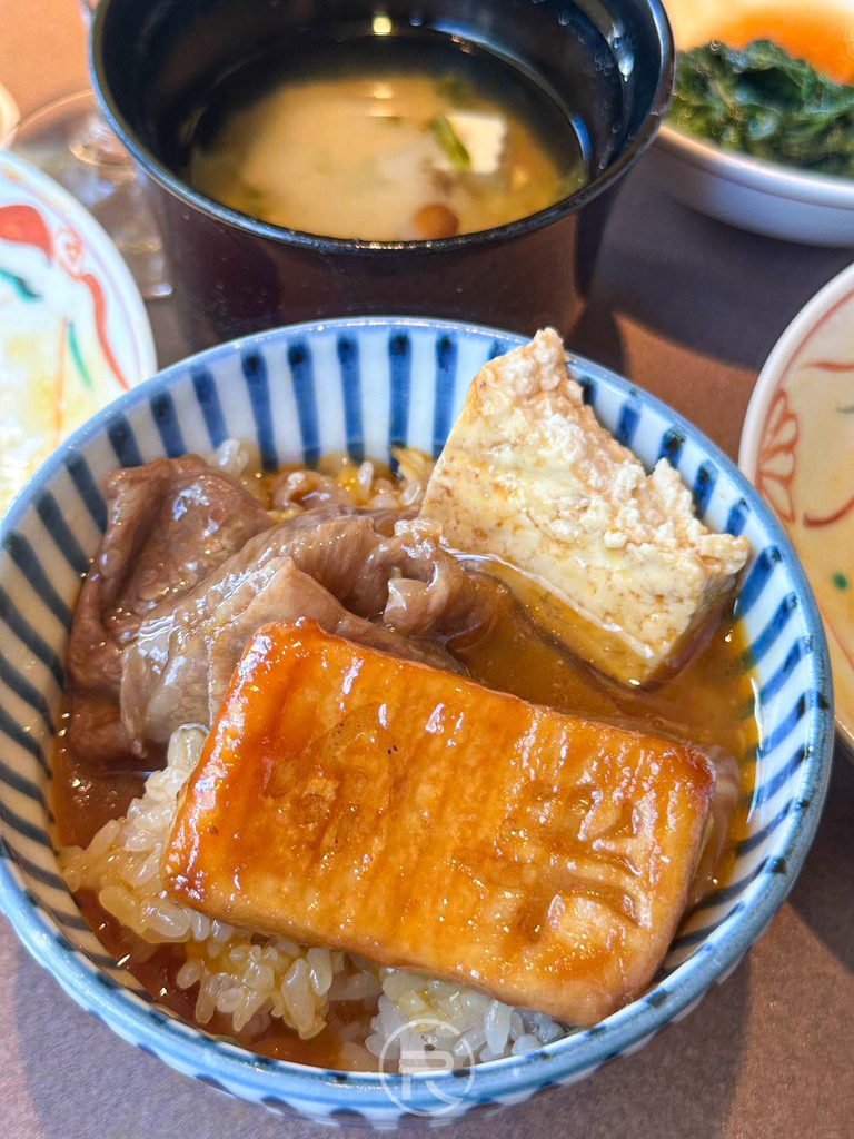  [自製和牛小丼]： 盛入和牛肉片、白蔥與豆腐自製而成的精緻迷你壽喜燒蓋飯。
