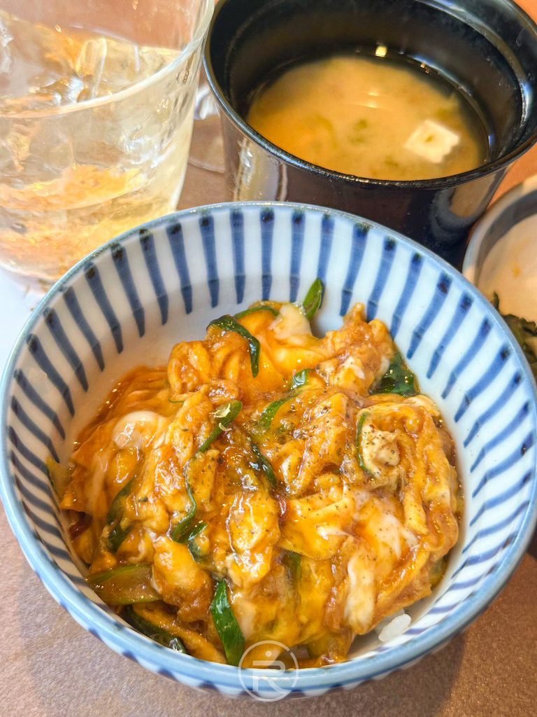 [靈魂玉子丼特寫]： 吸收整場壽喜燒精華湯汁的滑蛋蓋飯，色澤金黃口感極致滑嫩。