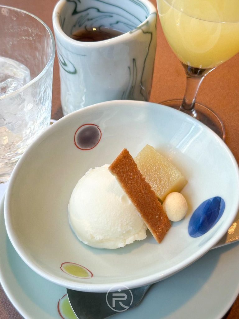  [餐後精緻甜點]： 壽喜燒定食完美結尾：清爽香草冰淇淋佐脆餅與蜜漬栗子甘露煮。