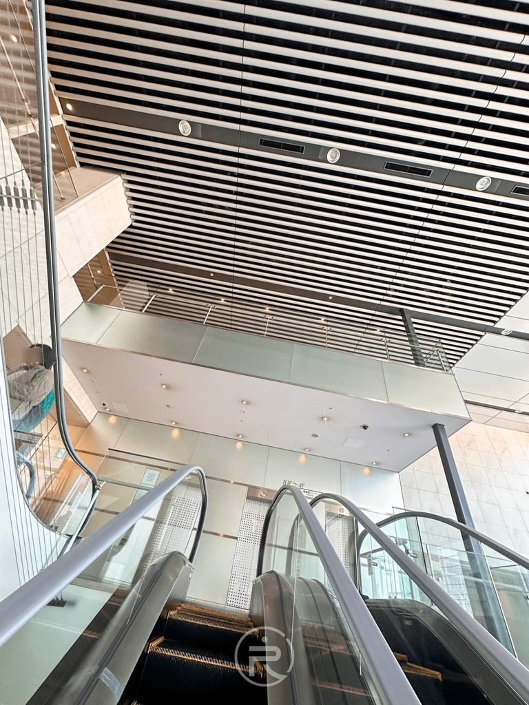  [商場手扶梯]： 前往新宿南塔高樓層今半萬窯餐廳的手扶梯通道。