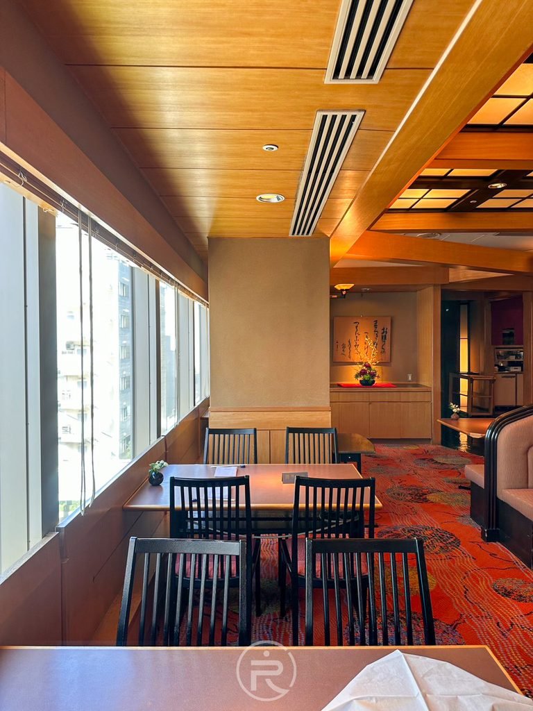  [高空景觀座]： 餐廳內部明亮的靠窗用餐區，可眺望新宿市區開闊天際線。
