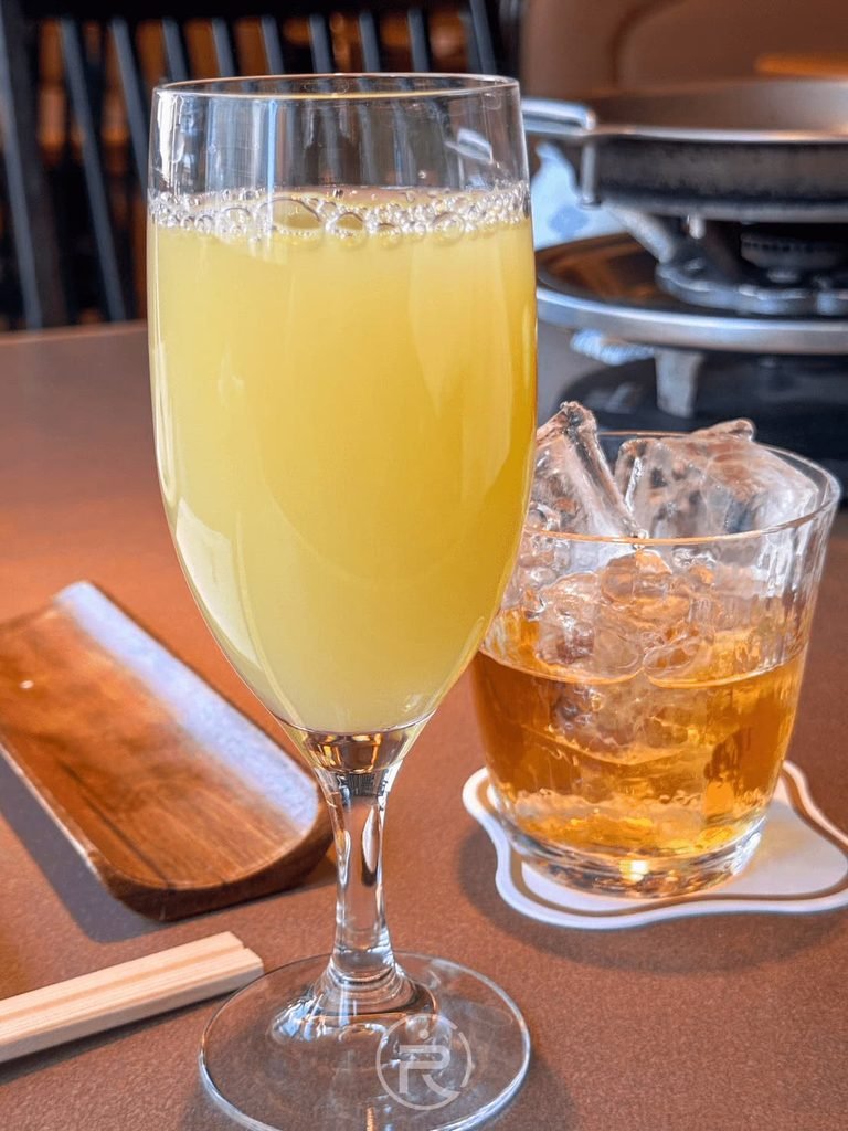  [雙杯冷飲]： 餐前點的清爽冰茶與果汁，放置於質感木質杯墊上。