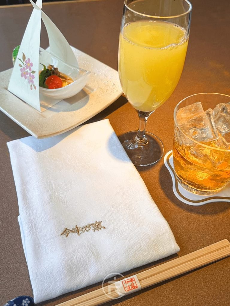 [小鉢前菜擺盤]： 壽喜燒定食精緻的前菜小鉢（小菜）與餐具飲品擺盤。