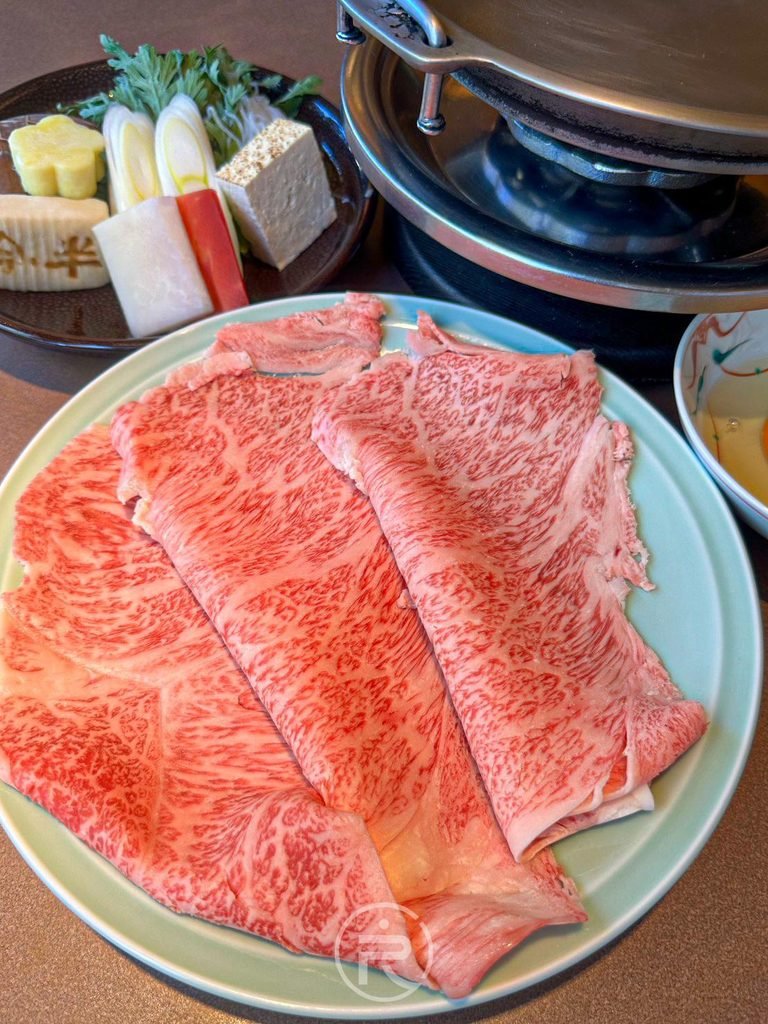 [和牛肉盤視角]： 色澤瑰麗的黑毛和牛特寫，展現人形町今半百年肉舖的最高品質。
