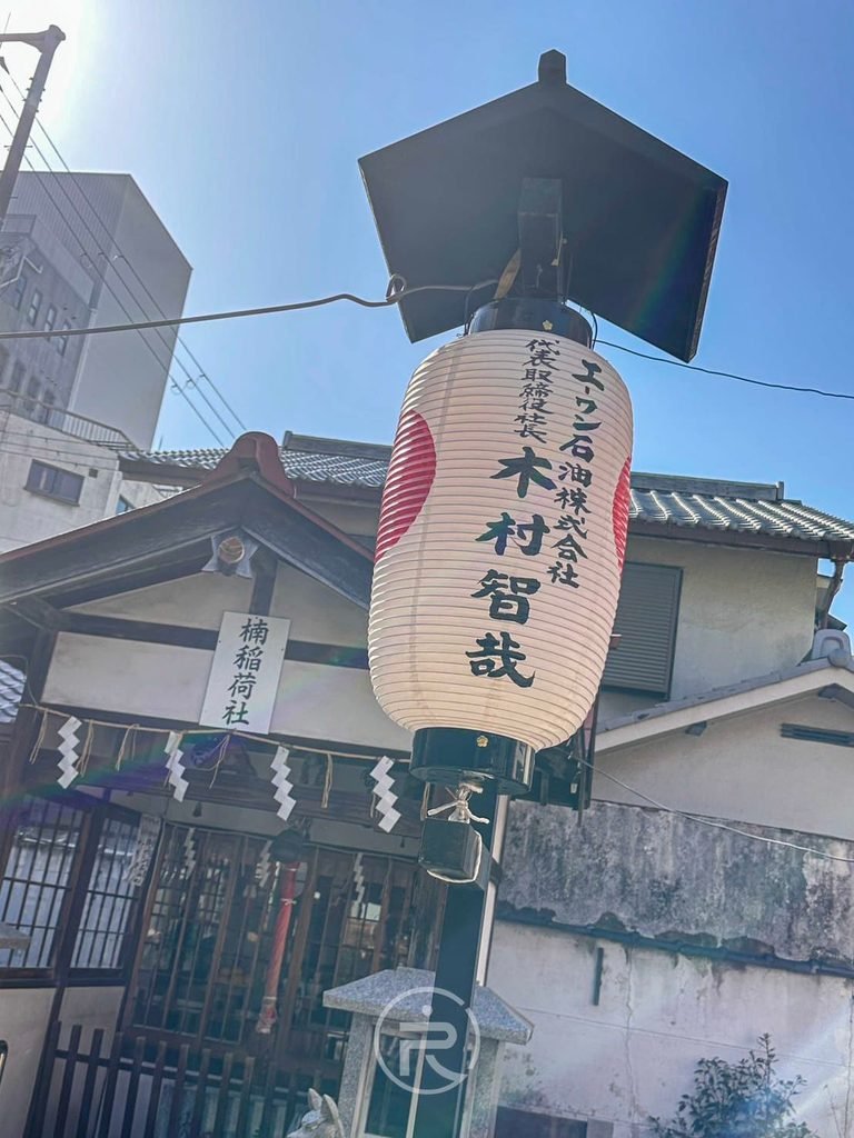[奉納長型白燈籠]： 境內懸掛信眾奉納的長型白燈籠，在藍天下隨風搖曳。
