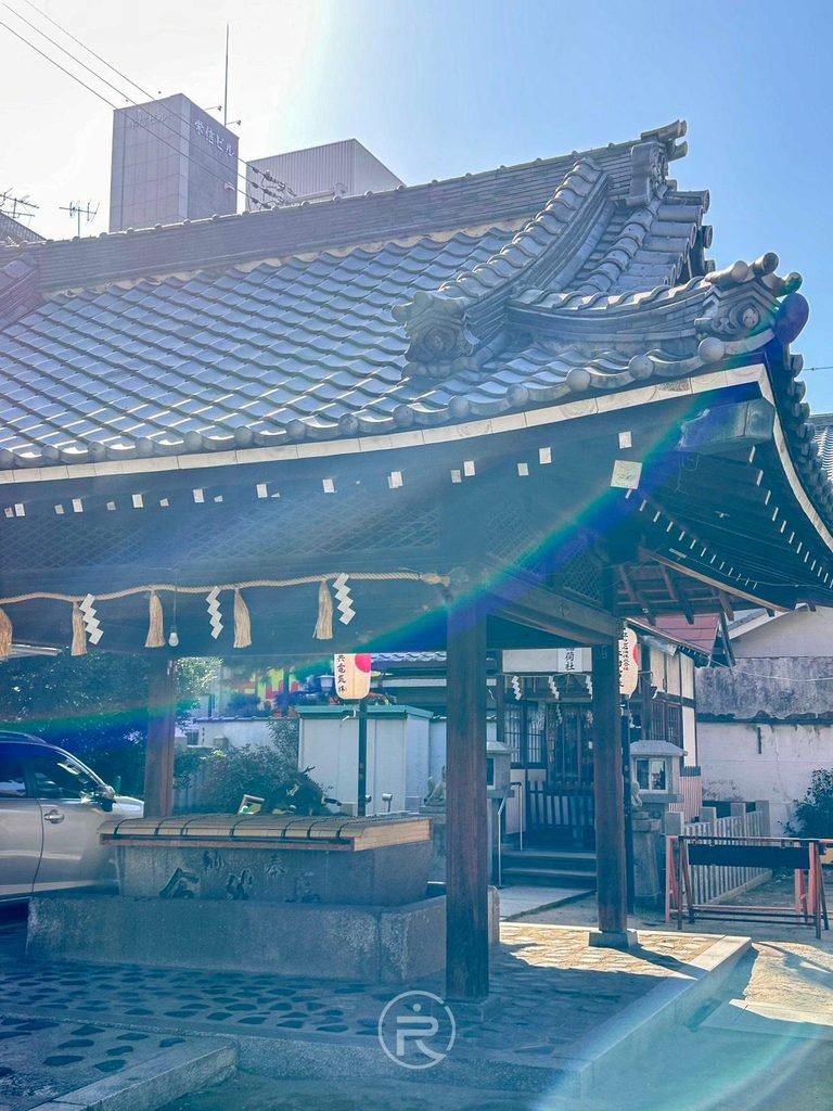  [手水舍與晨光]： 陽光灑落的大國主神社手水舍，傳統日式木造屋簷與淨手水池。